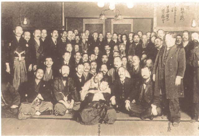 2-8、照片：孫中山在東京松本樓與日本“日華同志懇親會(huì)”的會(huì)員會(huì)晤并合影.jpg