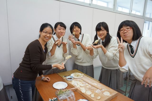 5-14 長崎學生學習包餃子.JPG