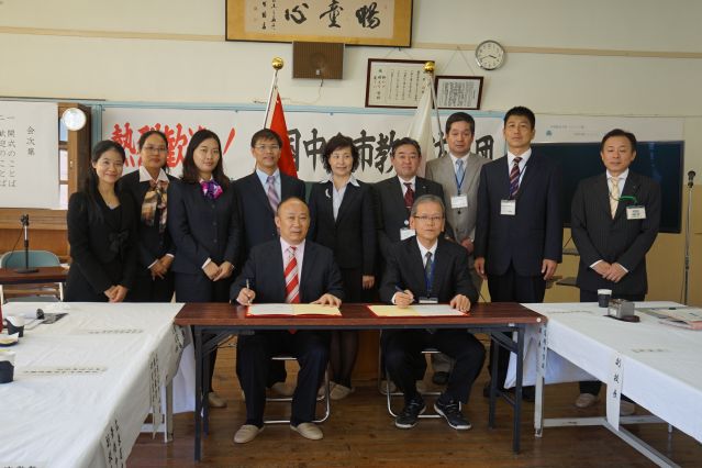 5-15 中山華僑中學(xué)與長崎市立櫻馬場(chǎng)中學(xué)校簽訂友好協(xié)議.JPG