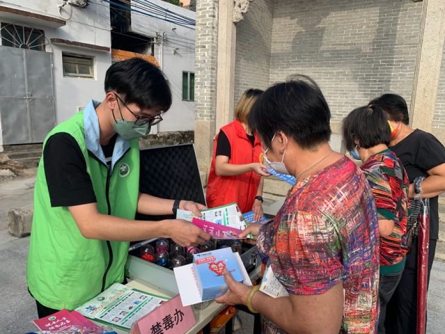 三鄉(xiāng)鎮(zhèn)開展“宣傳禁毒進(jìn)小家，‘無毒’社區(qū)靠大家”活動照片3.jpg