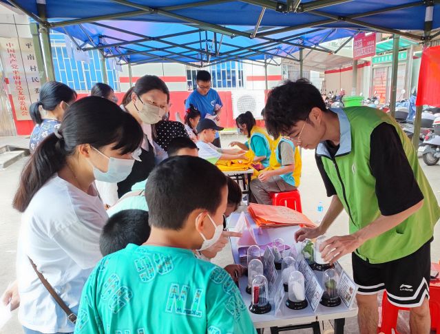 三鄉(xiāng)鎮(zhèn)開(kāi)展“親子游園樂(lè)融融，大手小手齊禁毒“宣傳活動(dòng)圖片2.jpg